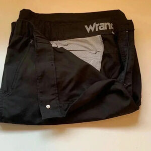 Wrangler black, flat front, lightweight men’s shorts  with zippered pockets